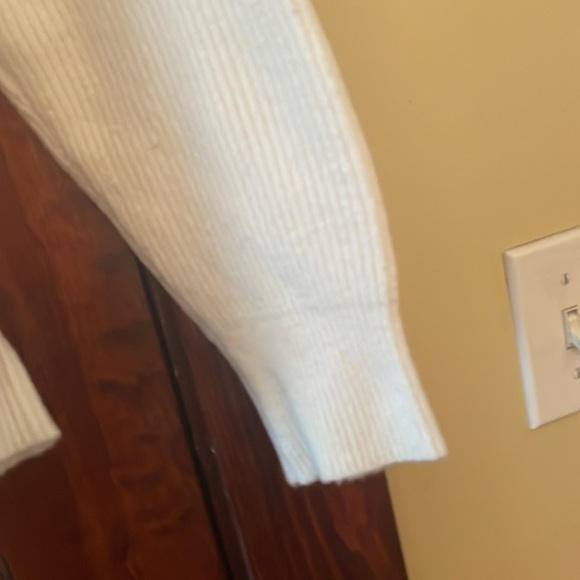 Beautiful barely worn sweater - Picture 3 of 3